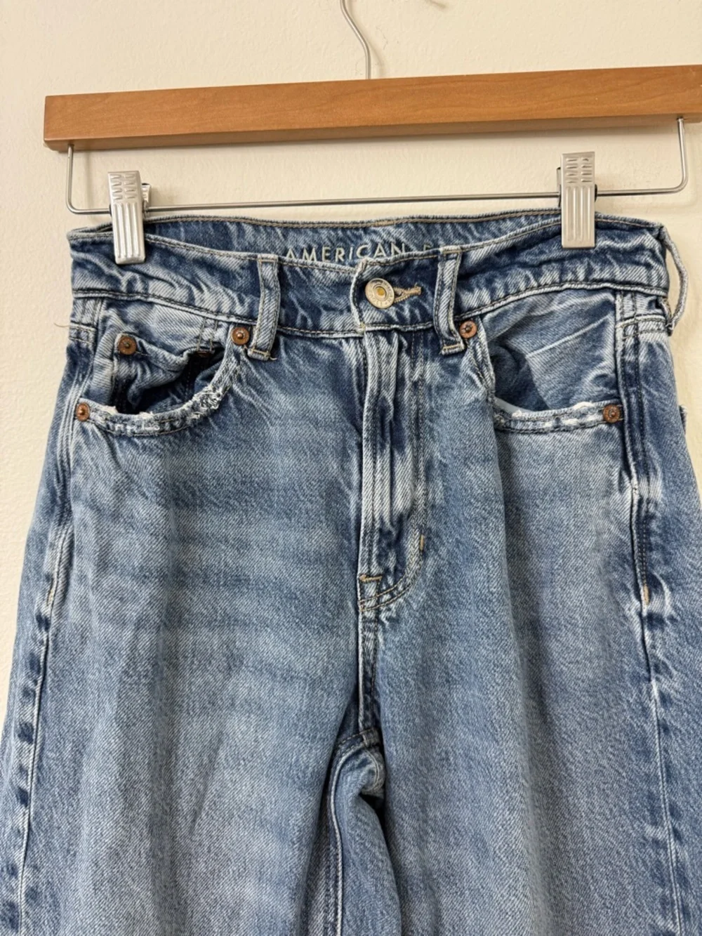 {000} American Eagle Super High-Rise Baggy Wide Leg Women's Jeans in Light Blue - Picture 4 of 9